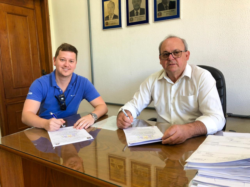 ASSINADO CONTRATO PARA OBRAS DE PAVIMENTAÇÃO